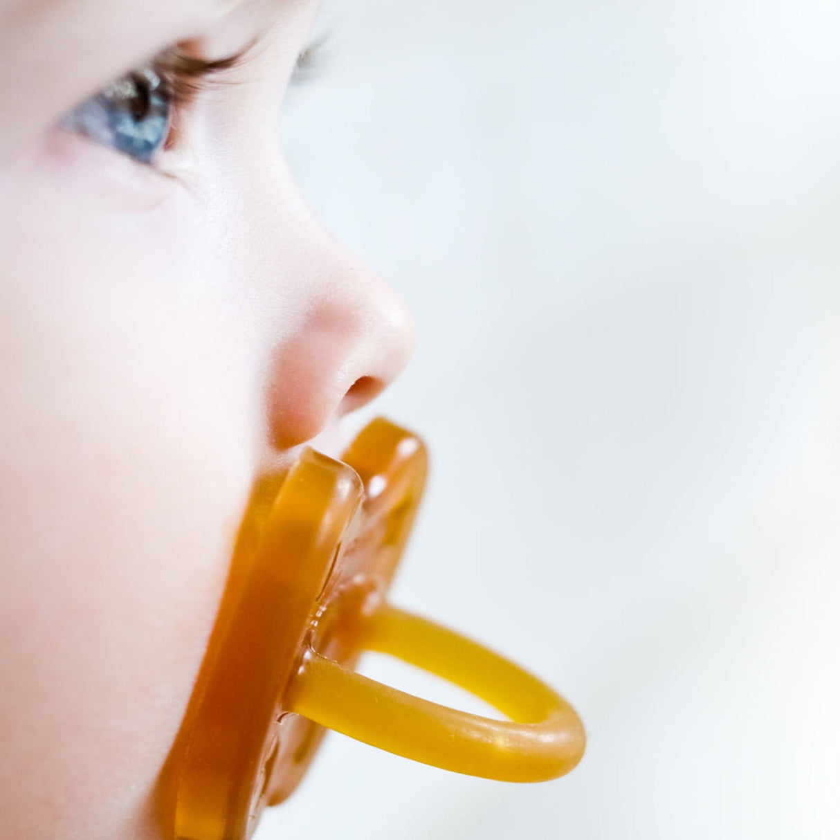 Natural Rubber Pacifier SYMMETRICAL 3-36 Months Single-Pack - Symmetrical 3-36 months